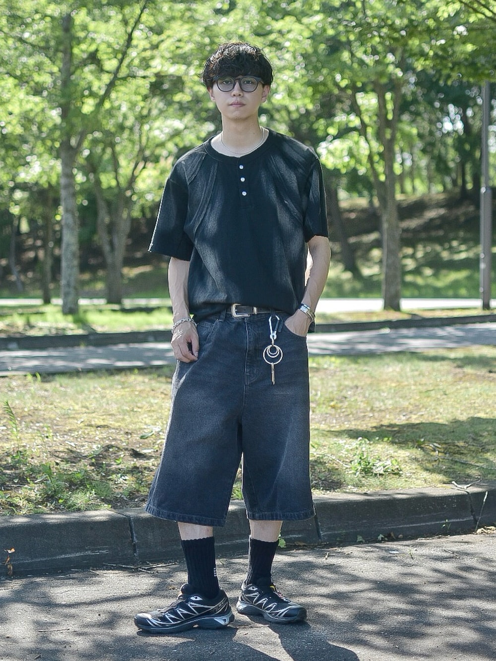 ブラック系のその他パンツ、その他のTシャツ/カットソー、ブラック系のスニーカーを着用したメンズの夏コーディネートの3枚目の写真