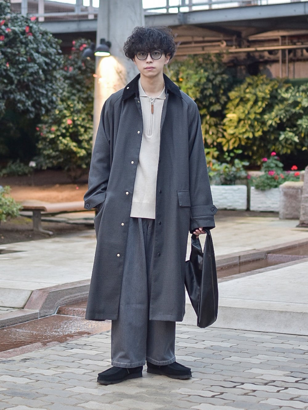 ベージュ系のニット/セーター、グレー系のステンカラーコート、グレー系のデニムパンツを着用したメンズの冬コーディネートの2枚目の写真