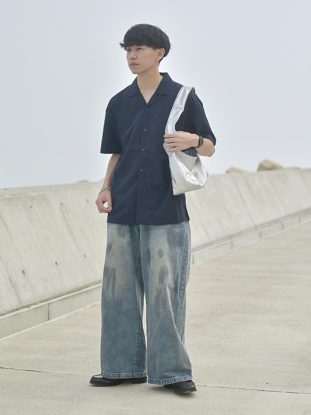 ブルー系のシャツ/ブラウス、ブルー系のデニムパンツ、ブラック系のローファーを着用したメンズの夏コーディネートの2枚目の写真