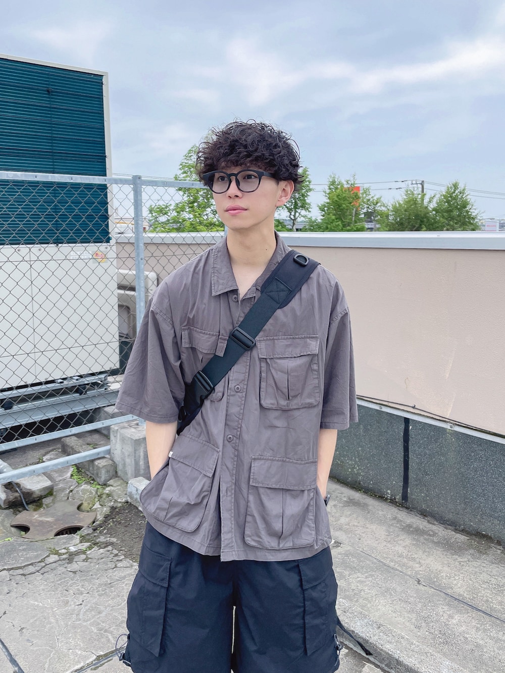 ブラック系のカーゴパンツ、グレー系のシャツ/ブラウス、ブラック系のショルダーバッグを着用したメンズの夏コーディネートの5枚目の写真