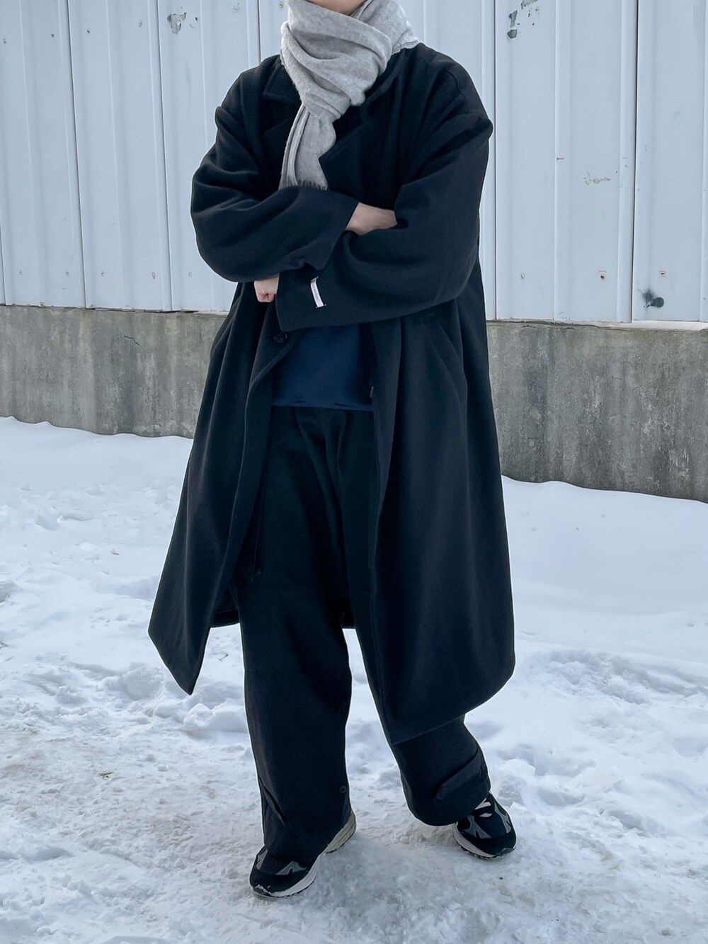 ブラック系のカーゴパンツ、ブラック系のトレンチコートを着用したメンズの冬コーディネートの3枚目の写真