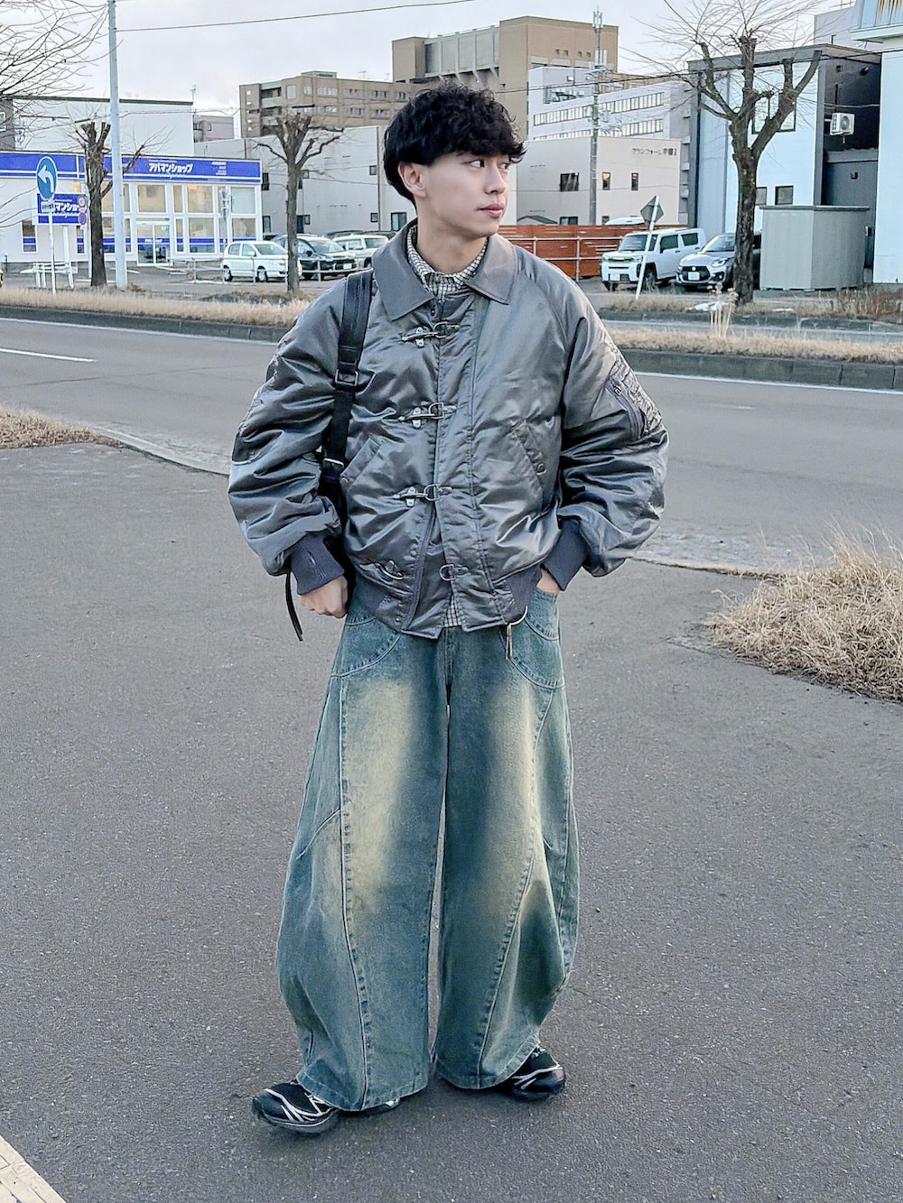 グレー系のブルゾン、ホワイト系のシャツ/ブラウス、ブルー系のデニムパンツを着用したメンズの冬コーディネートの2枚目の写真