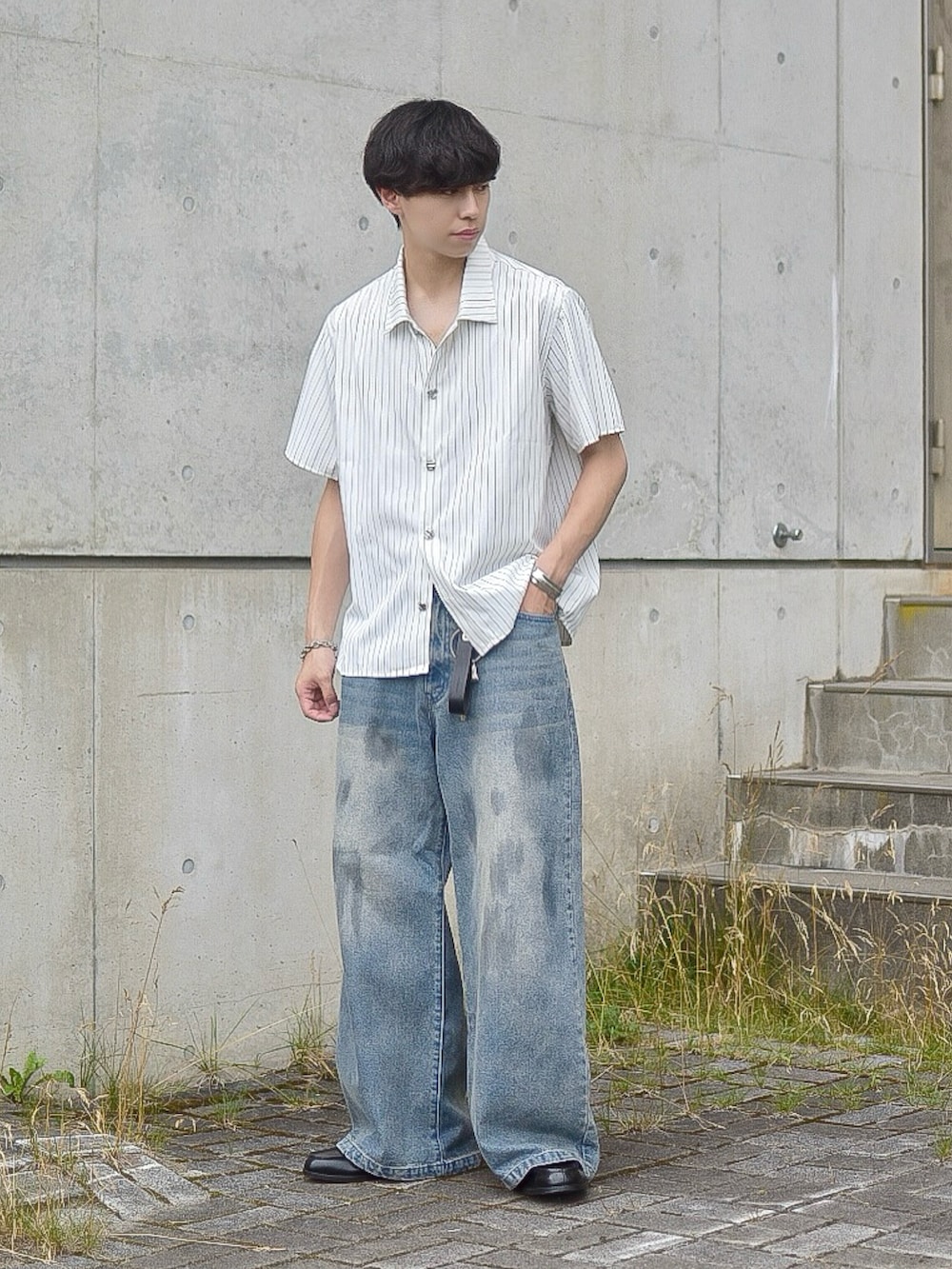 ホワイト系のシャツ/ブラウス、ブルー系のデニムパンツ、ブラック系のローファーを着用したメンズの夏コーディネートの2枚目の写真