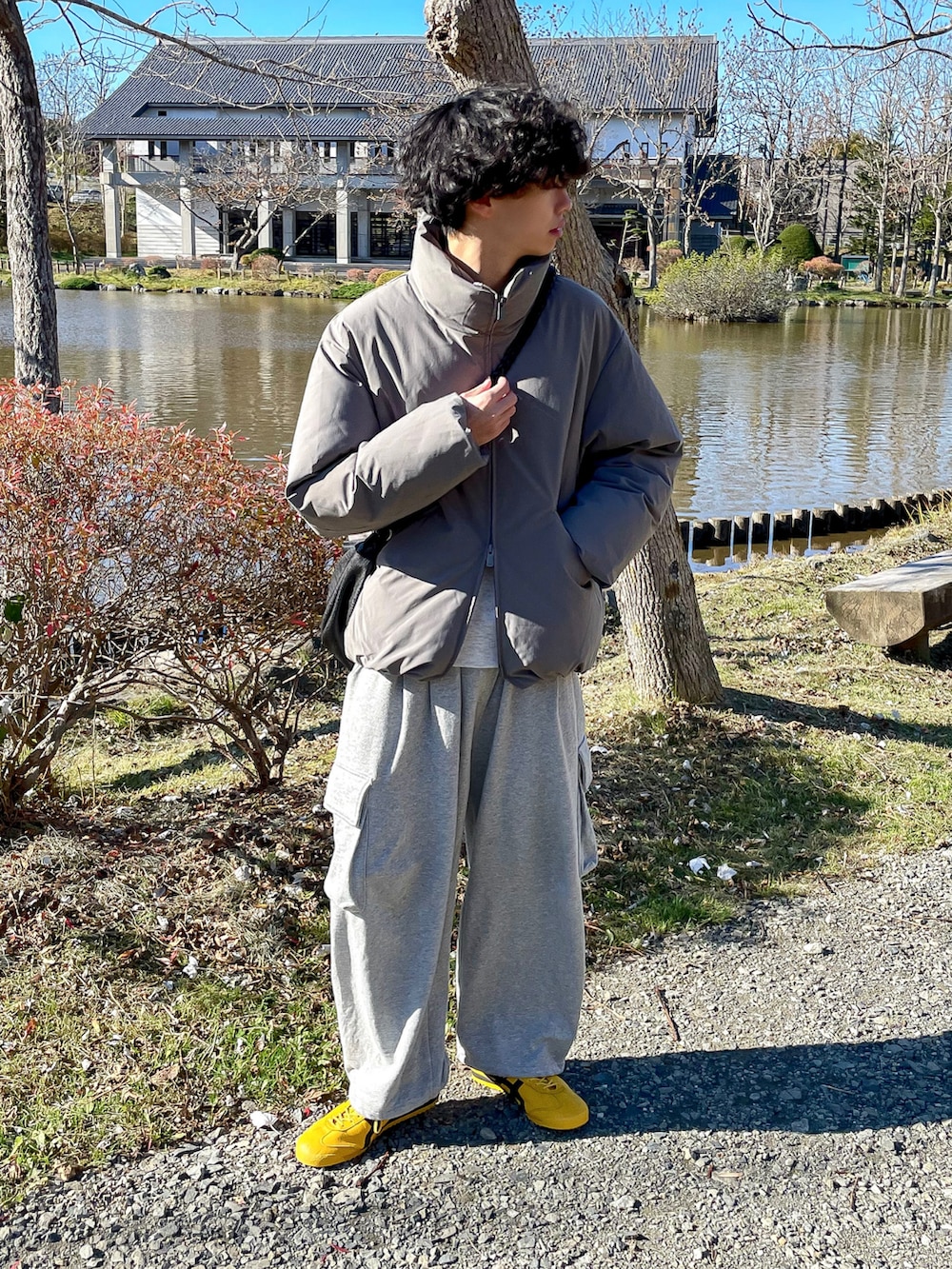 グレー系のダウンジャケット/コート、グレー系のスウェット、グレー系のスウェットパンツを着用したメンズの秋コーディネートの2枚目の写真