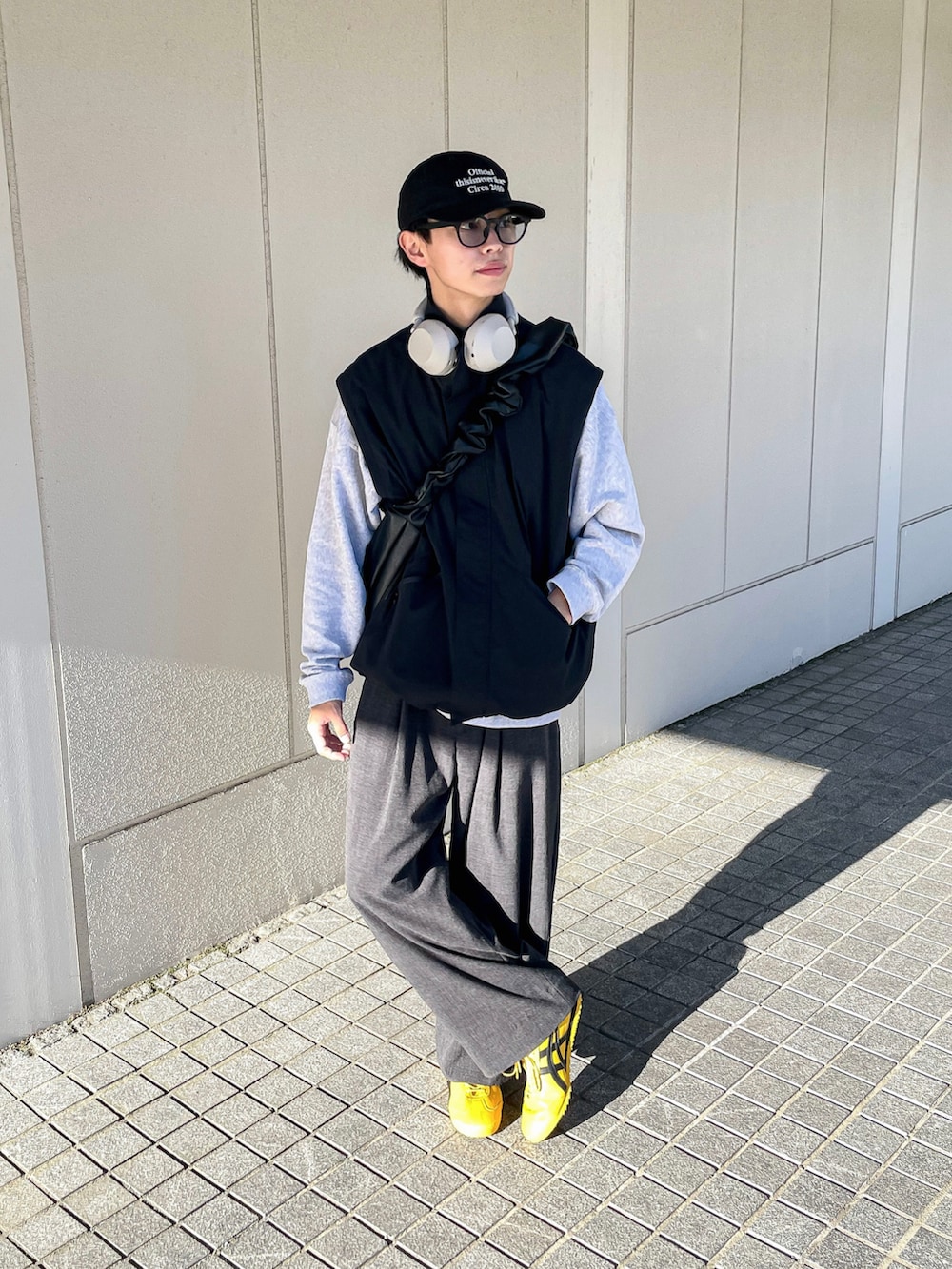 ブラック系のブルゾン、グレー系のスウェット、グレー系のスラックスを着用したメンズの秋コーディネートの4枚目の写真