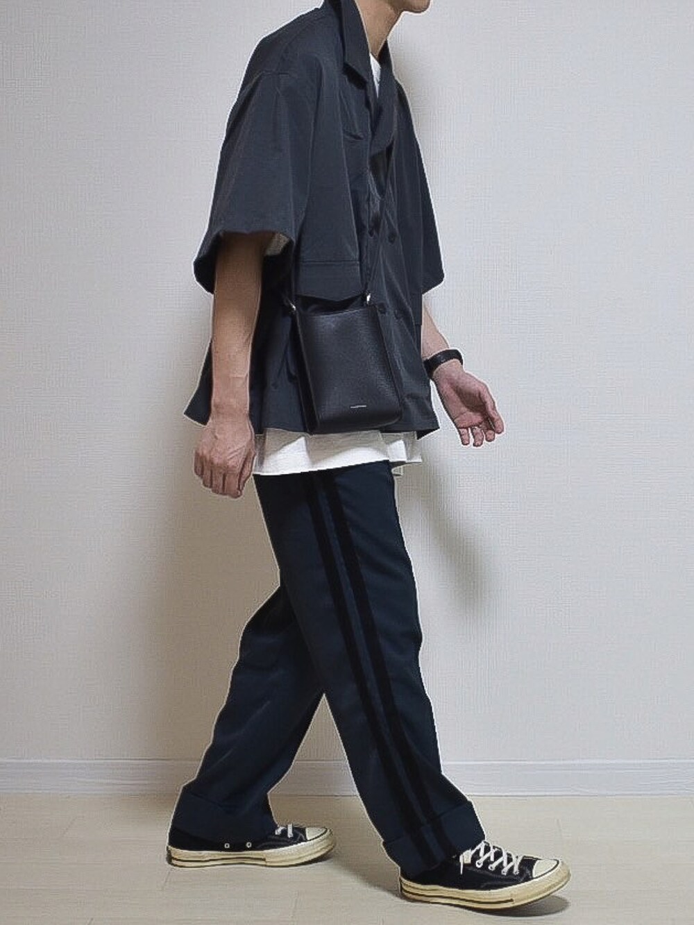 グレー系のシャツ/ブラウス、ブルー系のその他パンツ、ブラック系のスニーカーを着用したメンズの夏コーディネートの2枚目の写真