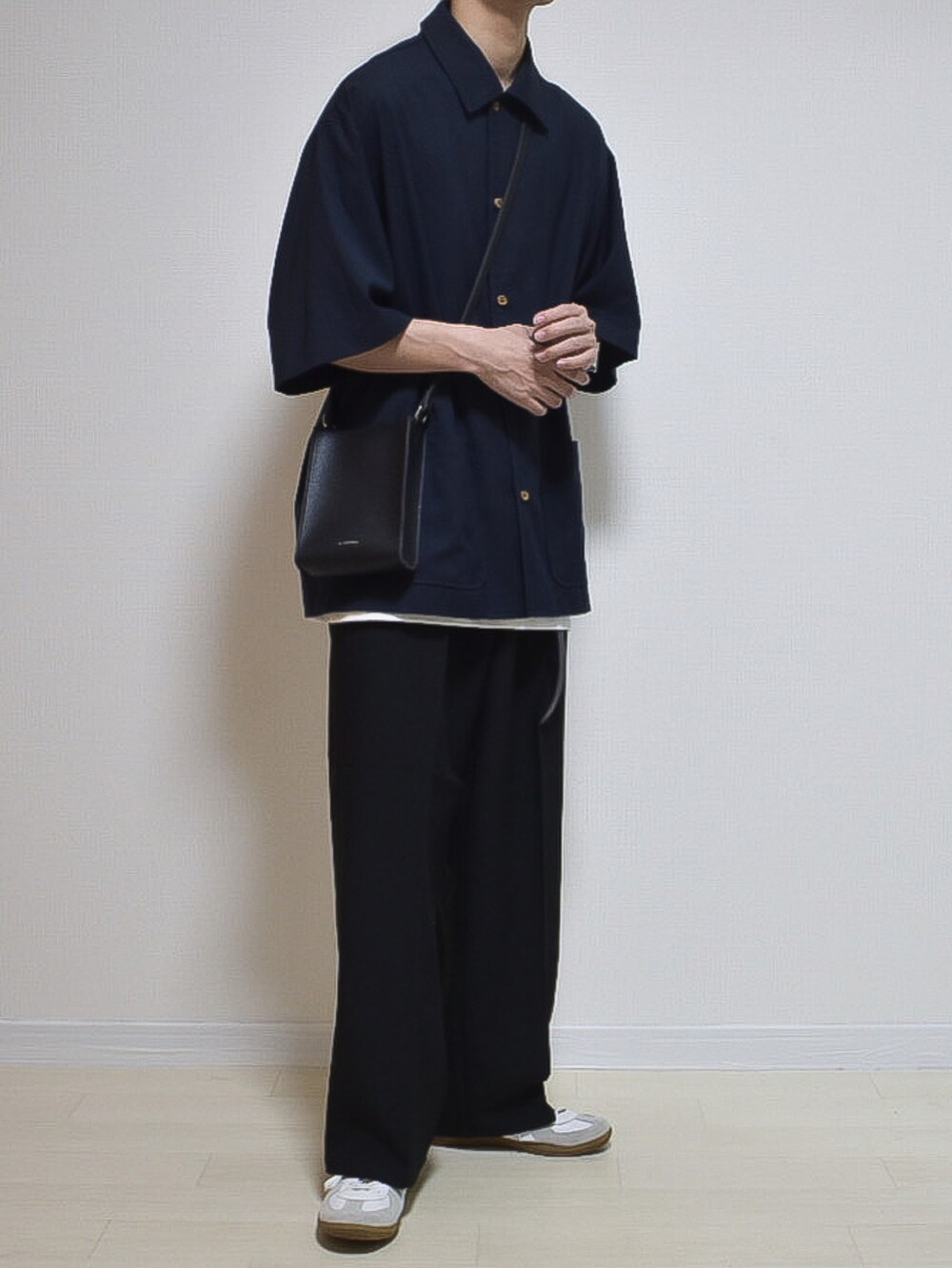 グレー系のシャツ/ブラウス、ブラック系のスラックス、ホワイト系のスニーカーを着用したメンズの夏コーディネートの2枚目の写真