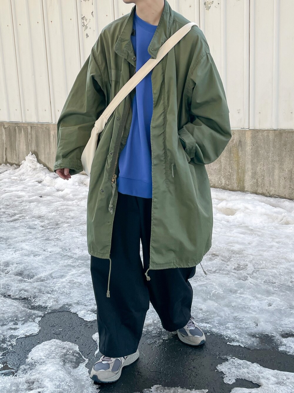 ブルー系のスウェット、ブラック系のチノパンツを着用したメンズの春コーディネートの4枚目の写真