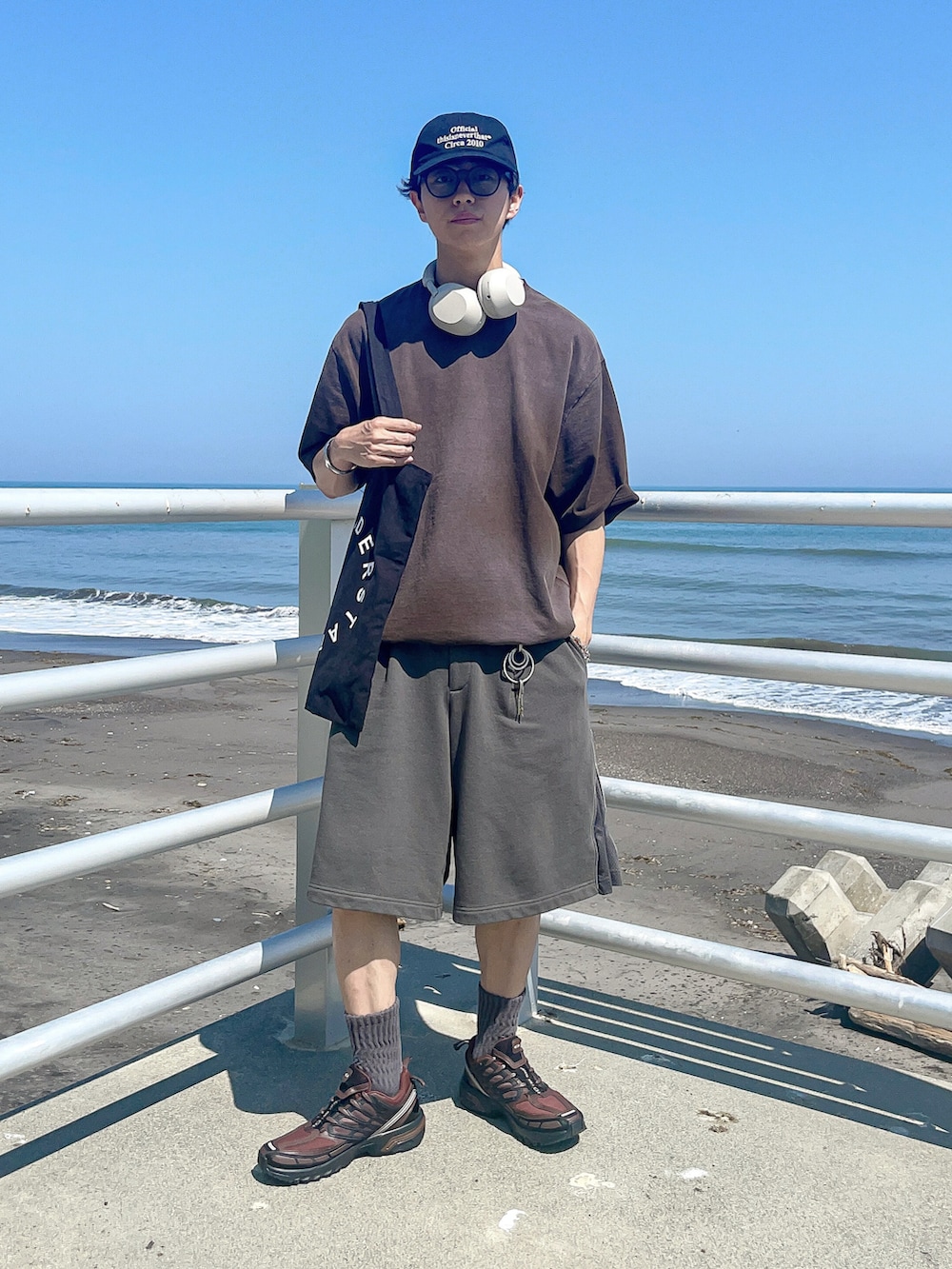 グレー系のその他パンツ、ブラウン系のスニーカー、ブラウン系のTシャツ/カットソーを着用したメンズの夏コーディネートの2枚目の写真