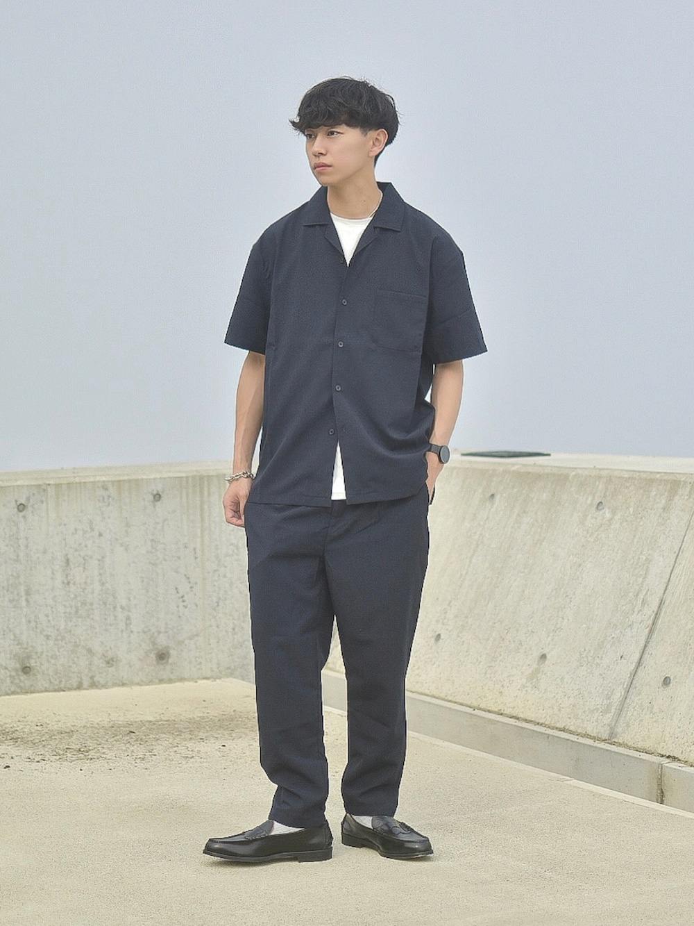 ブルー系のその他パンツ、ブラック系のローファー、ブルー系のシャツ/ブラウスを着用したメンズの夏コーディネートの4枚目の写真