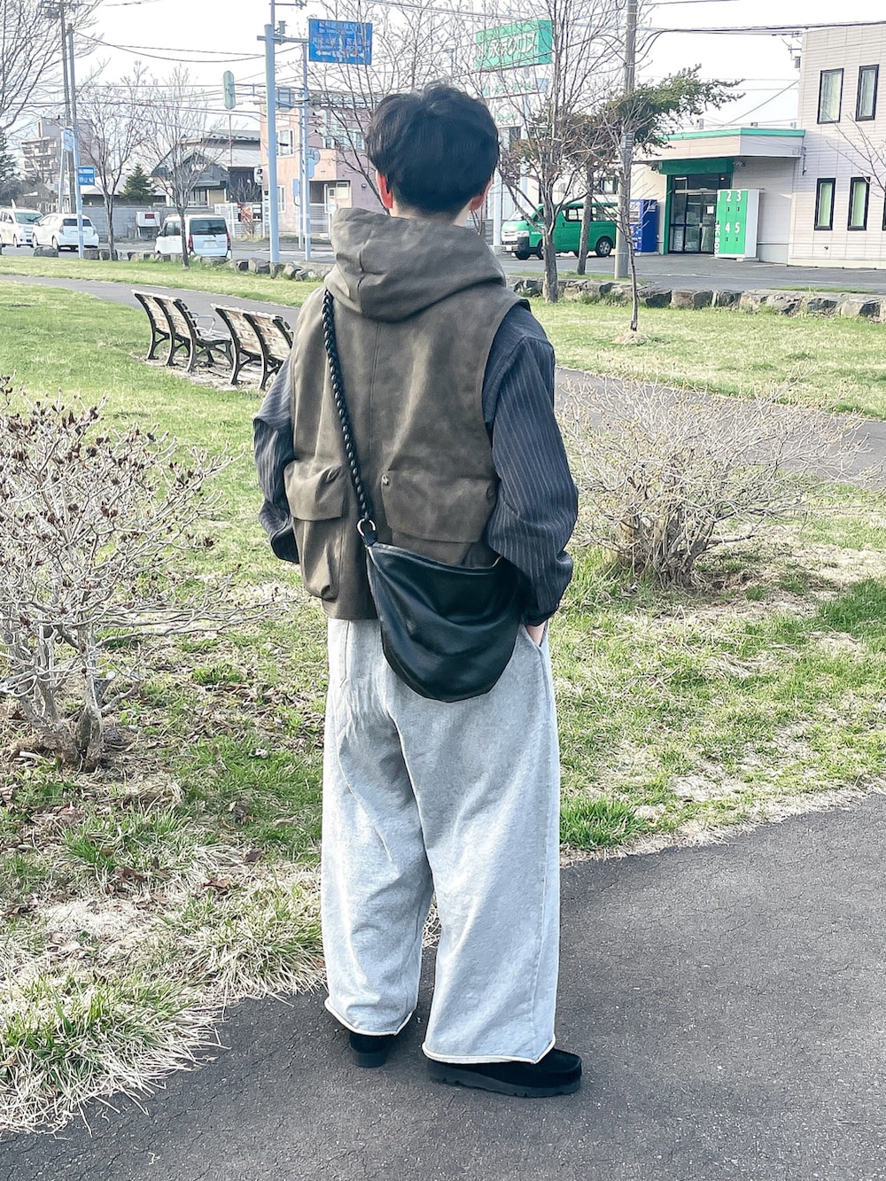 ブラウン系のベスト、グレー系のシャツ/ブラウス、グレー系のスウェットパンツを着用したメンズの春コーディネートの4枚目の写真