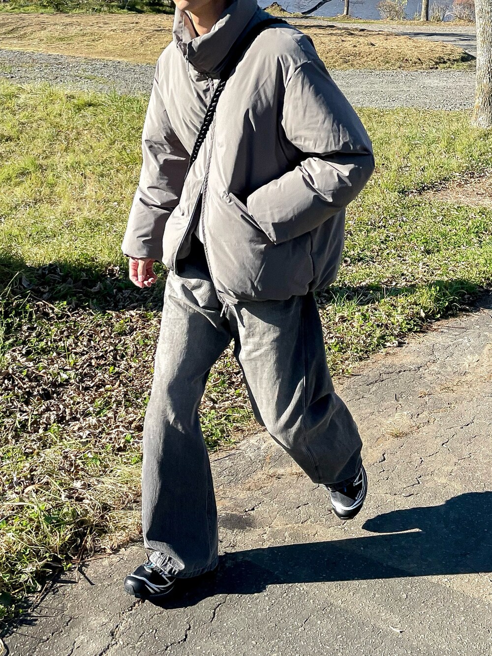 グレー系のダウンジャケット/コート、グレー系のデニムパンツ、グレー系のスウェットを着用したメンズの秋コーディネートの3枚目の写真