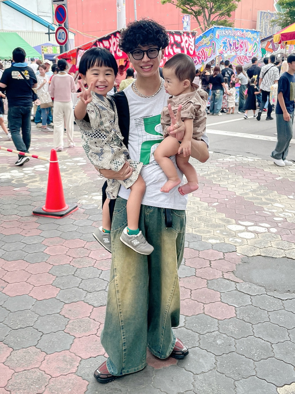 ブルー系のデニムパンツ、ブラウン系のスニーカー、グレー系のTシャツ/カットソーを着用したメンズの夏コーディネートの2枚目の写真
