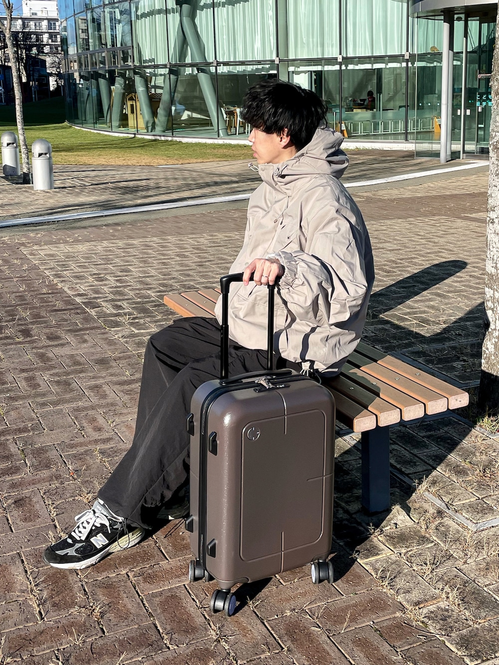 ベージュ系のマウンテンパーカー、ブラック系のカーゴパンツ、ブラック系のシューズを着用したメンズの秋コーディネートの3枚目の写真