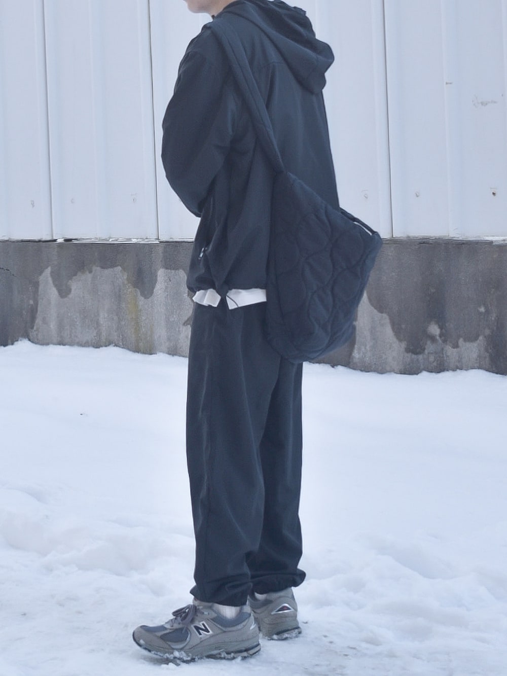 ブラック系のブルゾン、ブラック系のその他パンツを着用したメンズの冬コーディネートの3枚目の写真