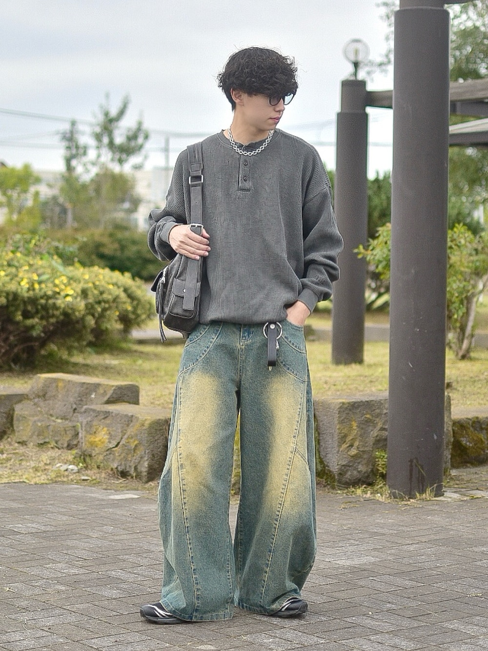 ブルー系のデニムパンツ、グレー系のTシャツ/カットソー、ブラック系のショルダーバッグを着用したメンズの秋コーディネートの2枚目の写真