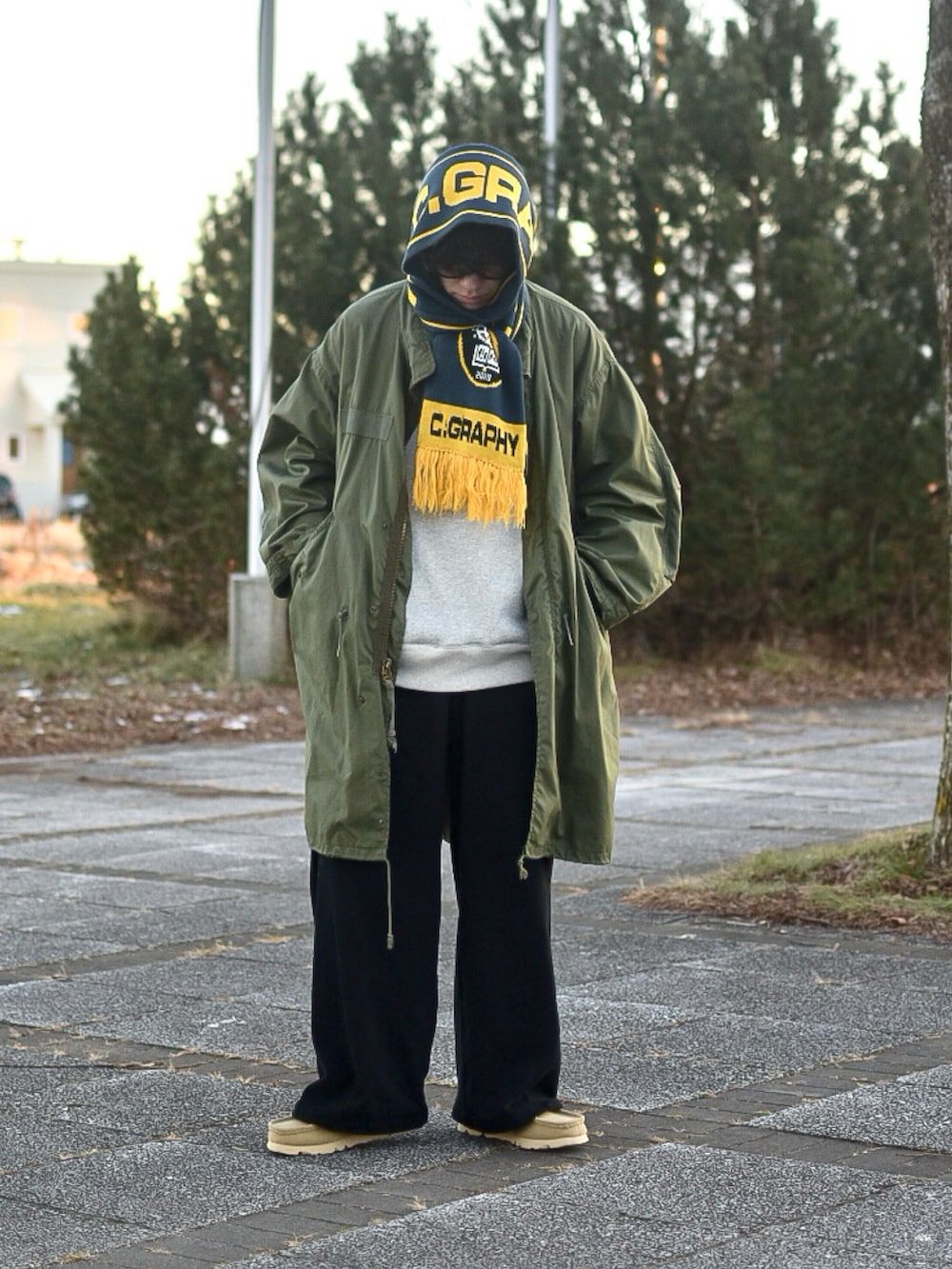 ブラック系のスウェットパンツ、グレー系のスウェット、ベージュ系のモカシン/デッキシューズを着用したメンズの冬コーディネートの3枚目の写真