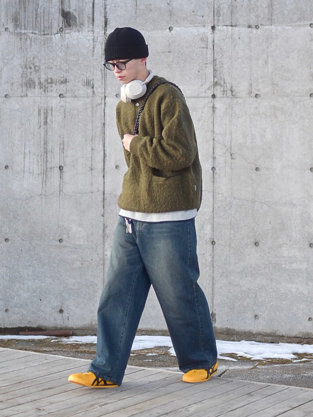 ブルー系のデニムパンツ、グレー系のスウェット、グリーン系のニット/セーターを着用したメンズの冬コーディネートの2枚目の写真