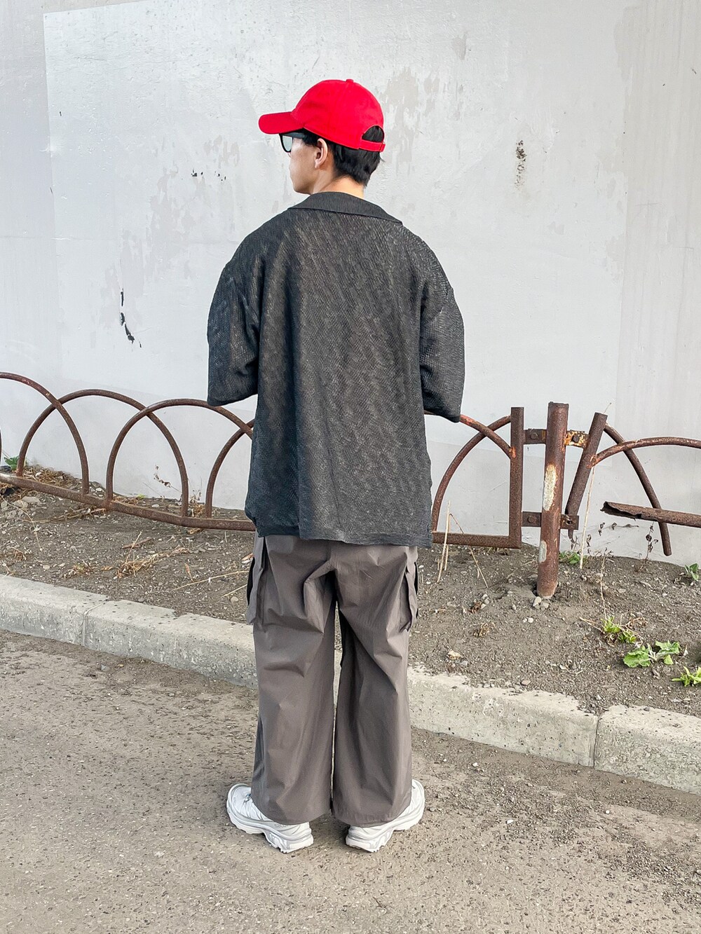 グレー系のシャツ/ブラウス、グレー系のTシャツ/カットソー、グレー系のカーゴパンツを着用したメンズの春コーディネートの5枚目の写真