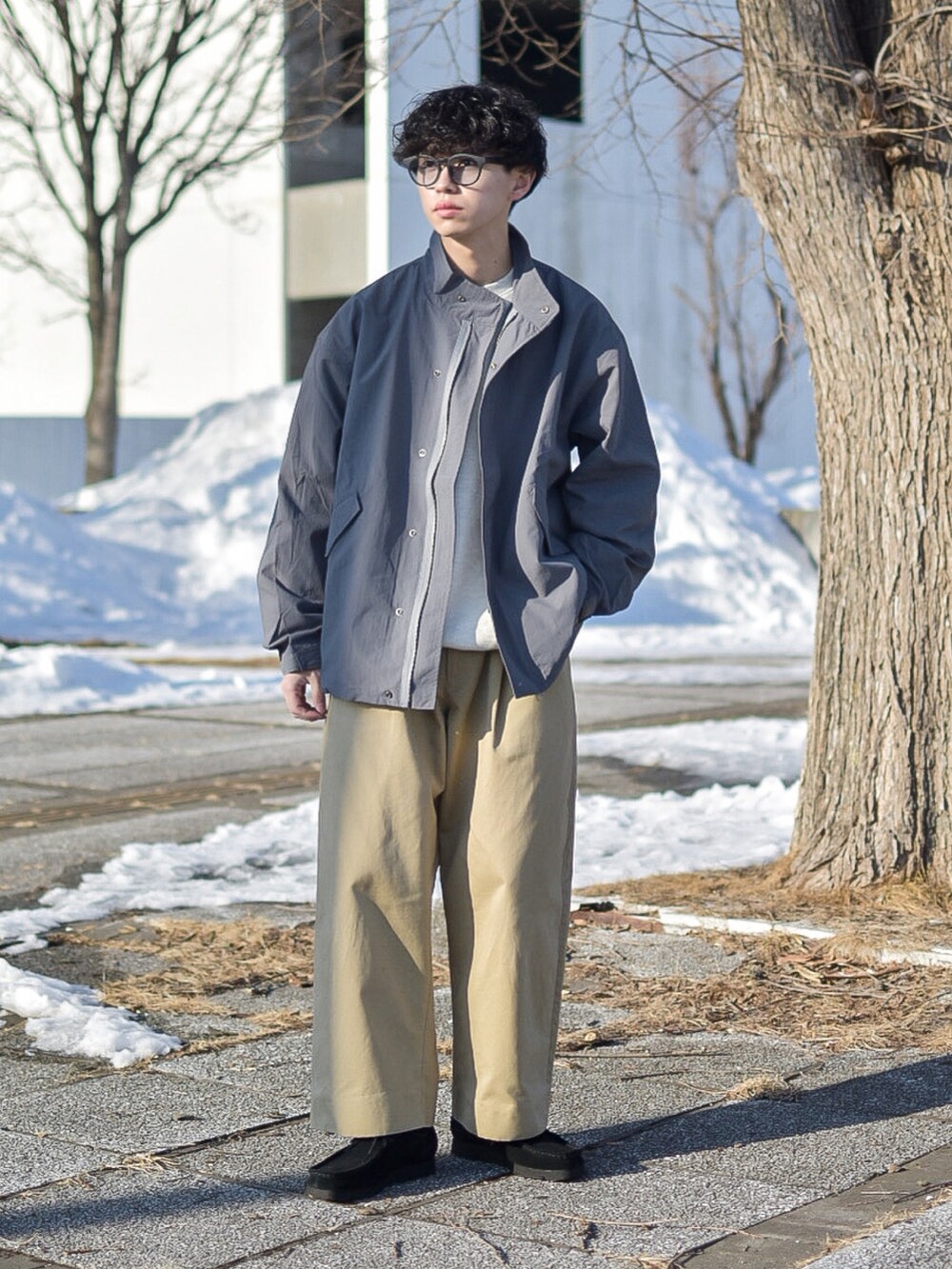 グレー系のモッズコート、ベージュ系のその他パンツ、ブラック系のモカシン/デッキシューズを着用したメンズの冬コーディネートの2枚目の写真