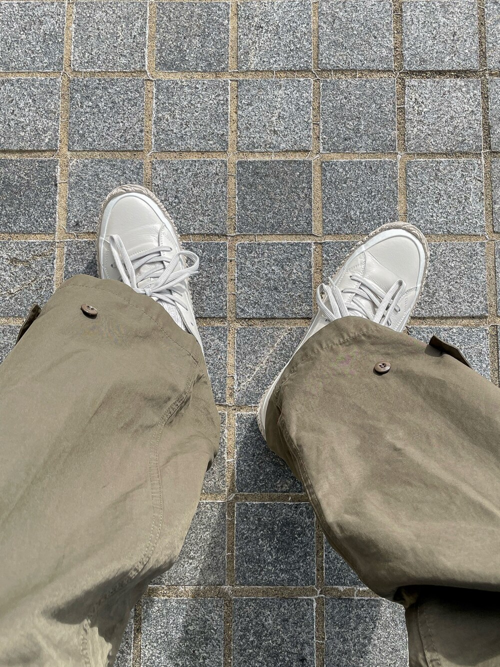 グレー系のジャケット/アウター、グリーン系のカーゴパンツ、ベージュ系のシューズを着用したメンズの冬コーディネートの5枚目の写真