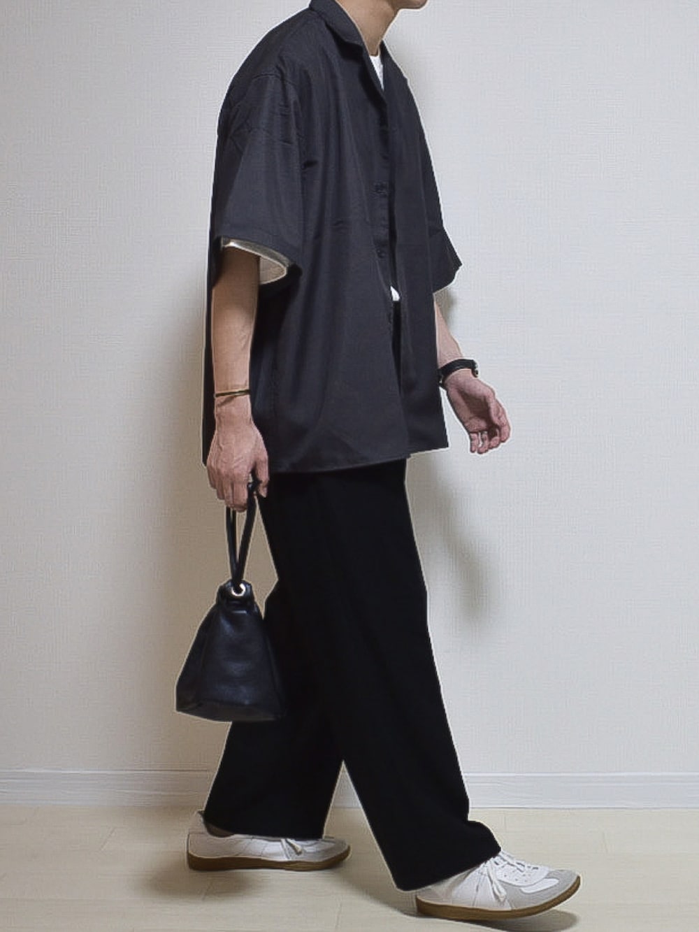 ブラウン系のシャツ/ブラウス、ホワイト系のTシャツ/カットソー、ブラック系のスラックスを着用したメンズの夏コーディネートの2枚目の写真