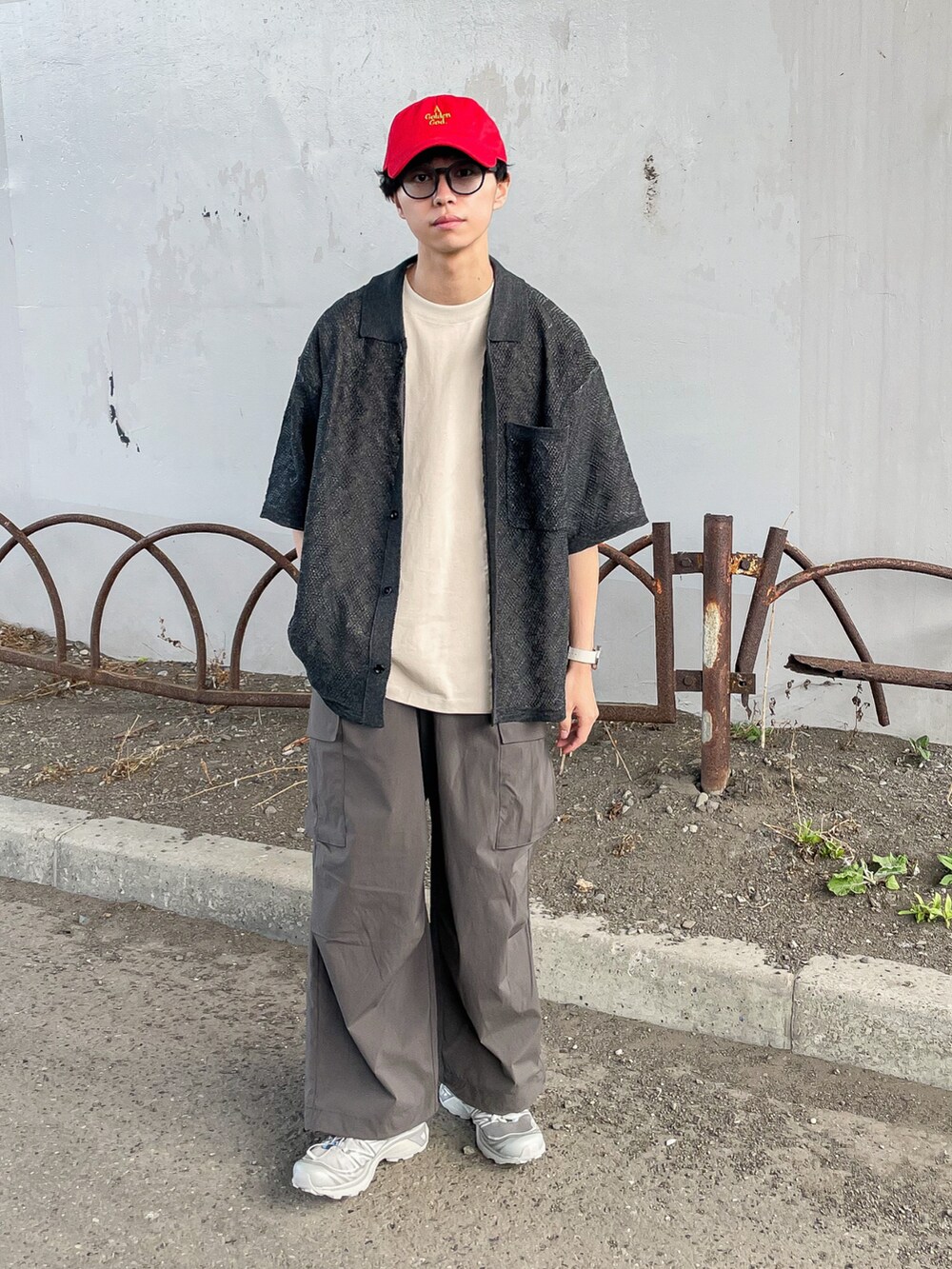 グレー系のシャツ/ブラウス、グレー系のTシャツ/カットソー、グレー系のカーゴパンツを着用したメンズの春コーディネートの3枚目の写真