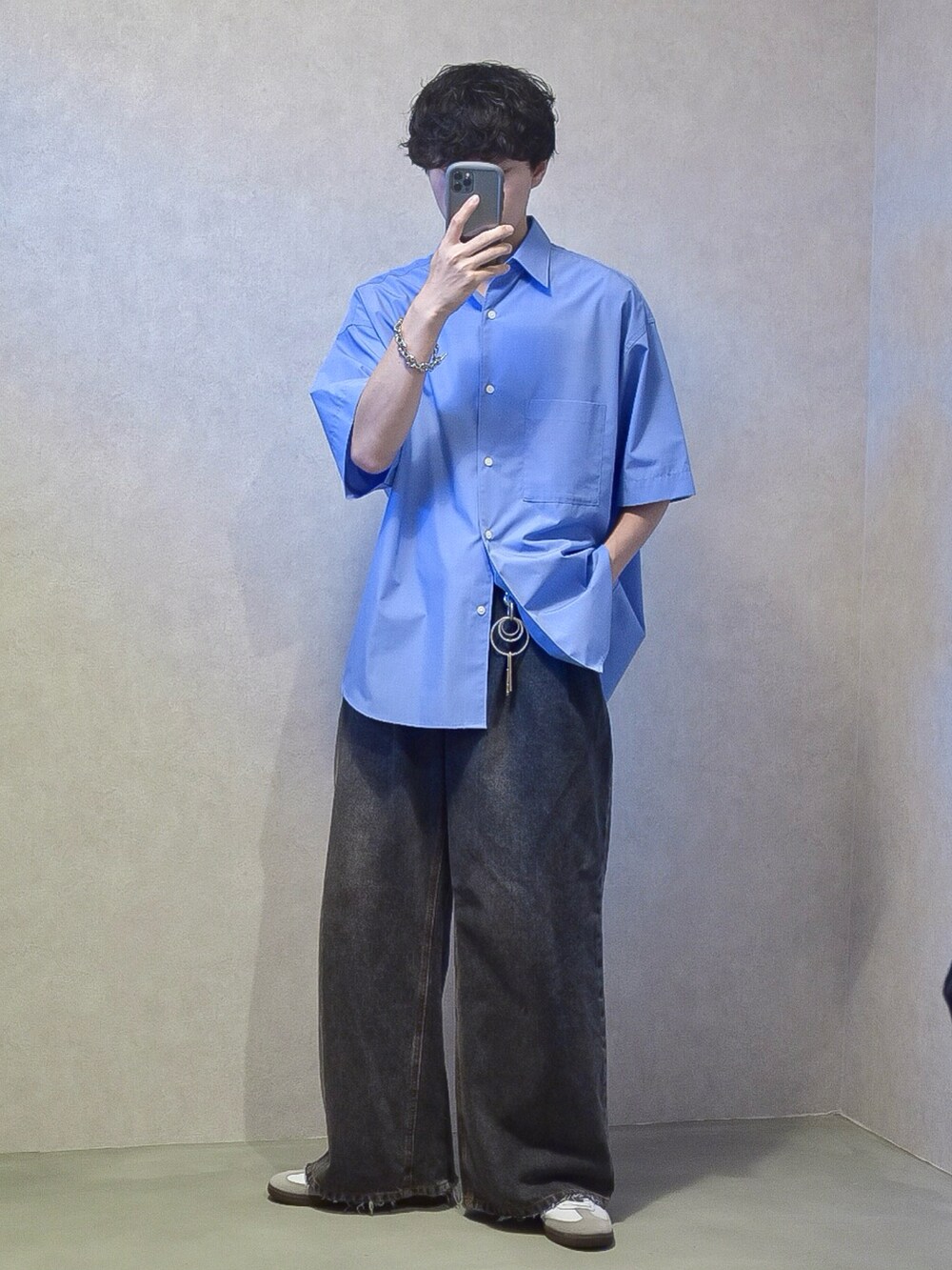 ブルー系のシャツ/ブラウス、ブラック系のデニムパンツ、ホワイト系のスニーカーを着用したメンズの夏コーディネートの4枚目の写真