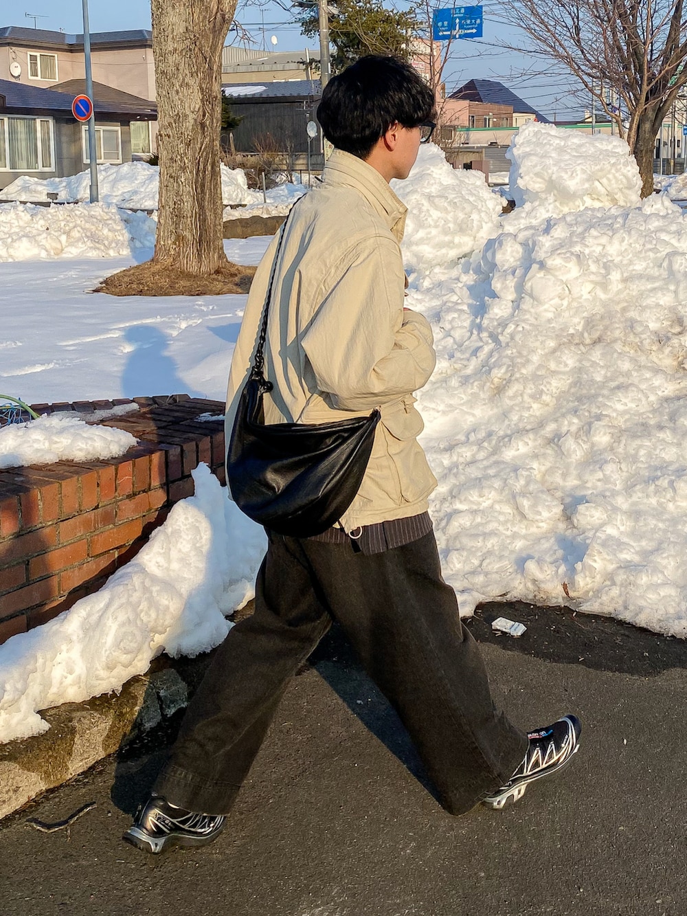 ベージュ系のブルゾン、グレー系のシャツ/ブラウス、ブラック系のデニムパンツを着用したメンズの春コーディネートの3枚目の写真