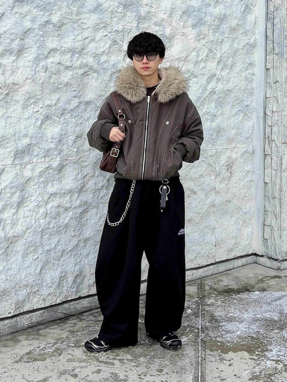 ブラウン系のスウェット、ブラウン系のブルゾン、ブラック系のスウェットパンツを着用したメンズの冬コーディネートの3枚目の写真