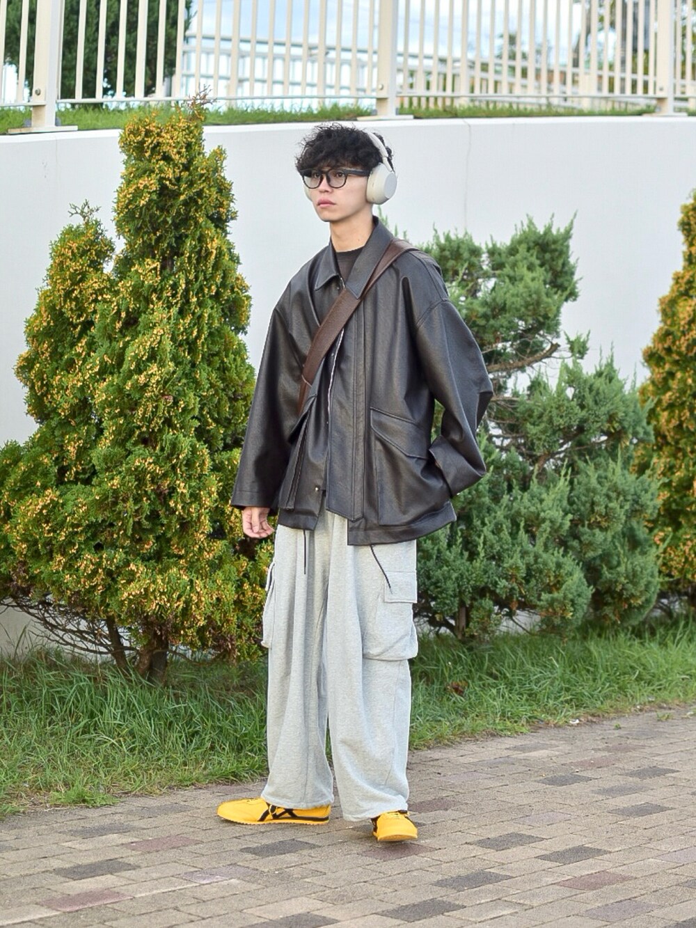 ブラウン系のブルゾン、ブラック系のTシャツ/カットソー、グレー系のスウェットパンツを着用したメンズの秋コーディネートの3枚目の写真