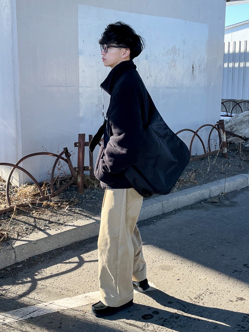 「冬コーデ、フリース、ブルゾン、リバーシブル、フリースジャケット、ベージュ、大人カジュアル、カラーレンズ、ラフ、お出かけコーデ、休日スタイル、ショルダーバッグ、カジュアルコーデ、ビッグシルエット、clarks」｜「EviStubのアイテム（ジャケット/アウター、グレー系）」を使った、たいがさん（メンズ・172cm）の冬コーディネートの2枚目の写真