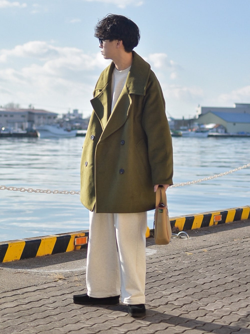 グリーン系のピーコート、グレー系のスウェット、ホワイト系のスウェットパンツを着用したメンズの冬コーディネートの3枚目の写真