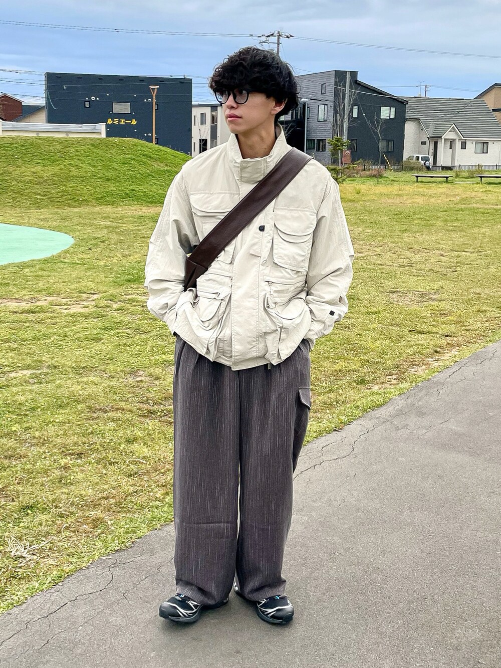 ブラウン系のその他パンツ、ベージュ系のブルゾン、ブラック系のスニーカーを着用したメンズの秋コーディネートの3枚目の写真