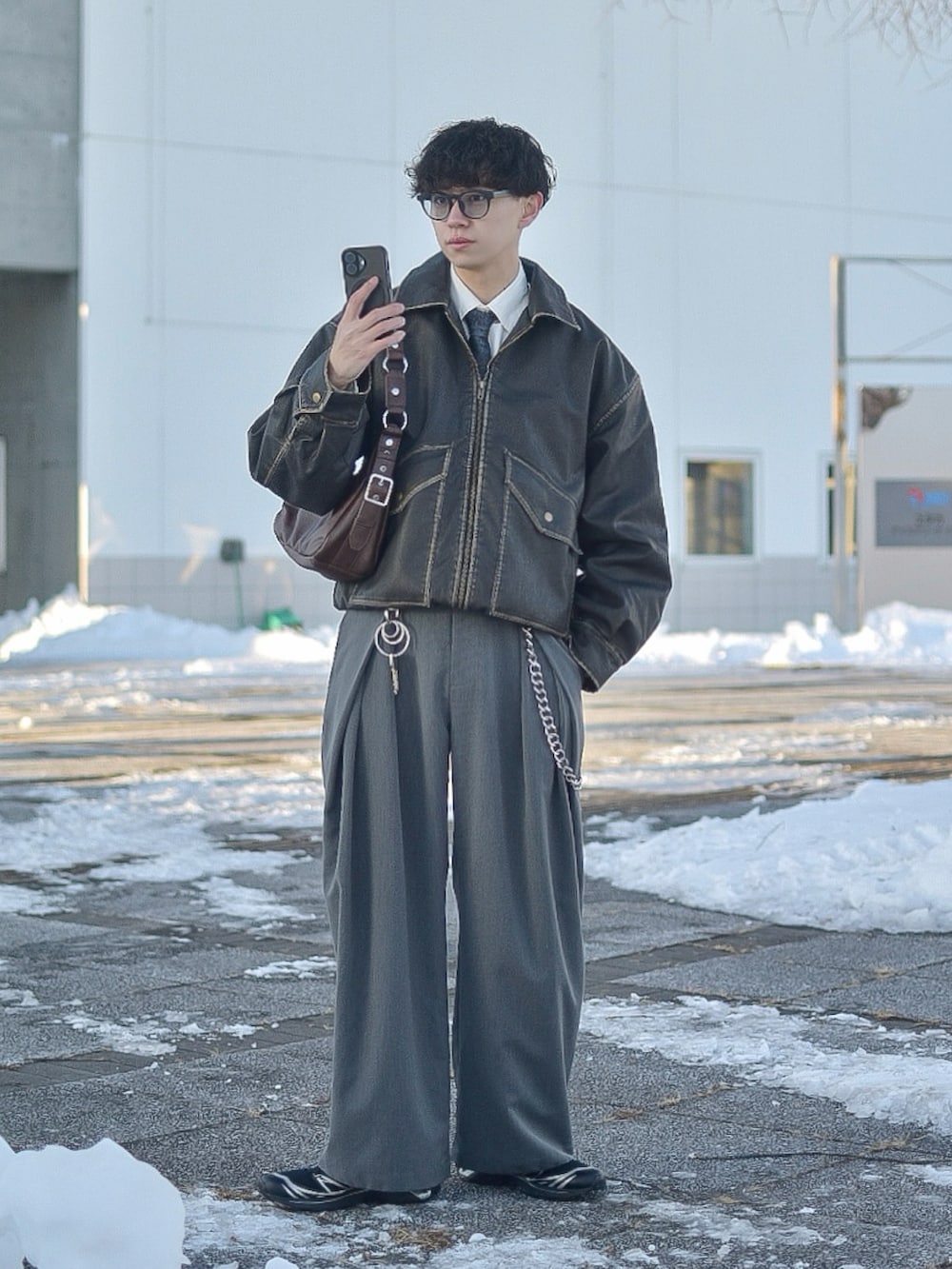 ブラック系のライダースジャケット、ホワイト系のシャツ/ブラウス、ブラック系のネクタイを着用したメンズの冬コーディネートの3枚目の写真