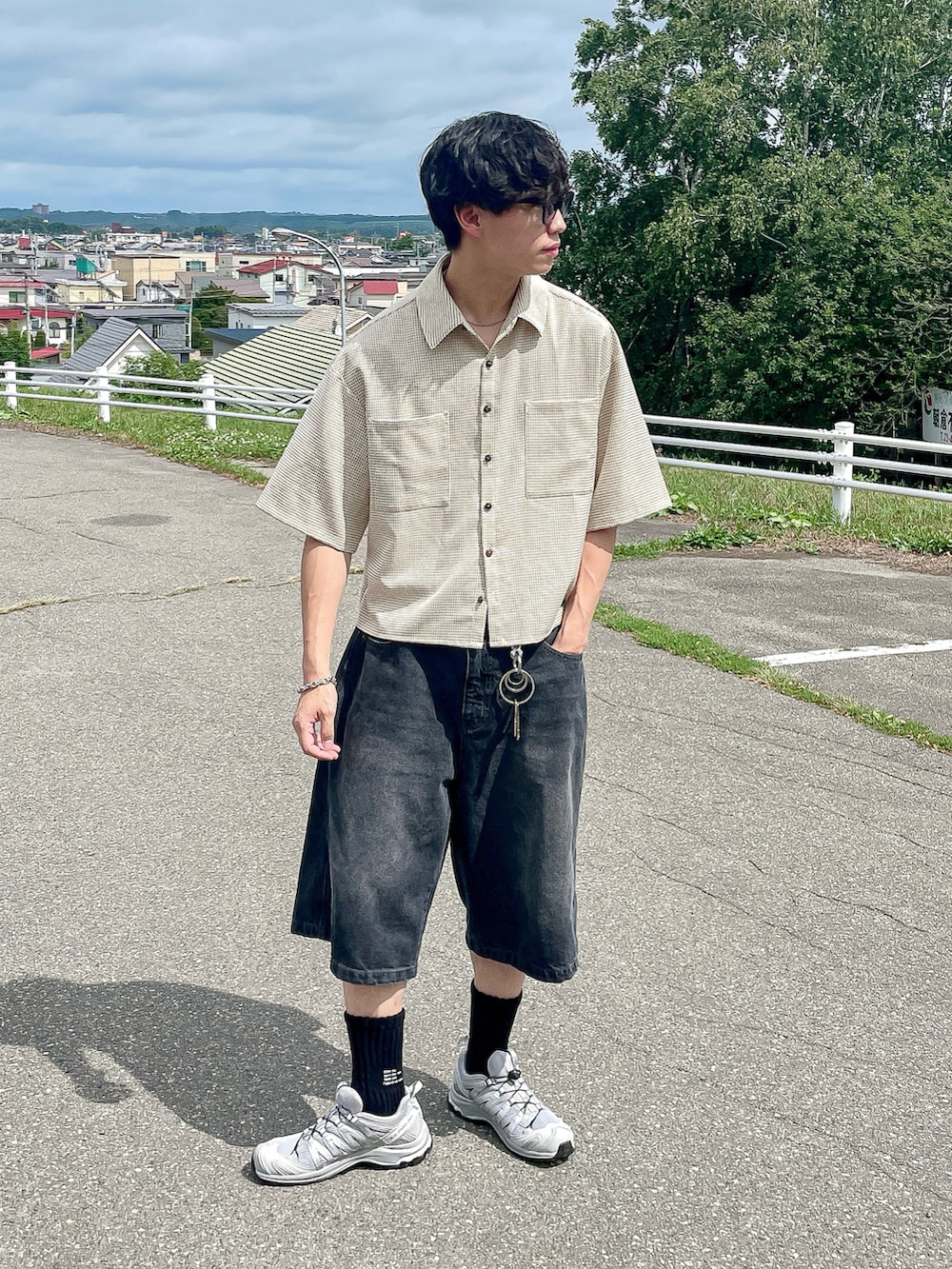 ベージュ系のシャツ/ブラウス、グレー系のスニーカー、ブラック系のその他パンツを着用したメンズの夏コーディネートの2枚目の写真