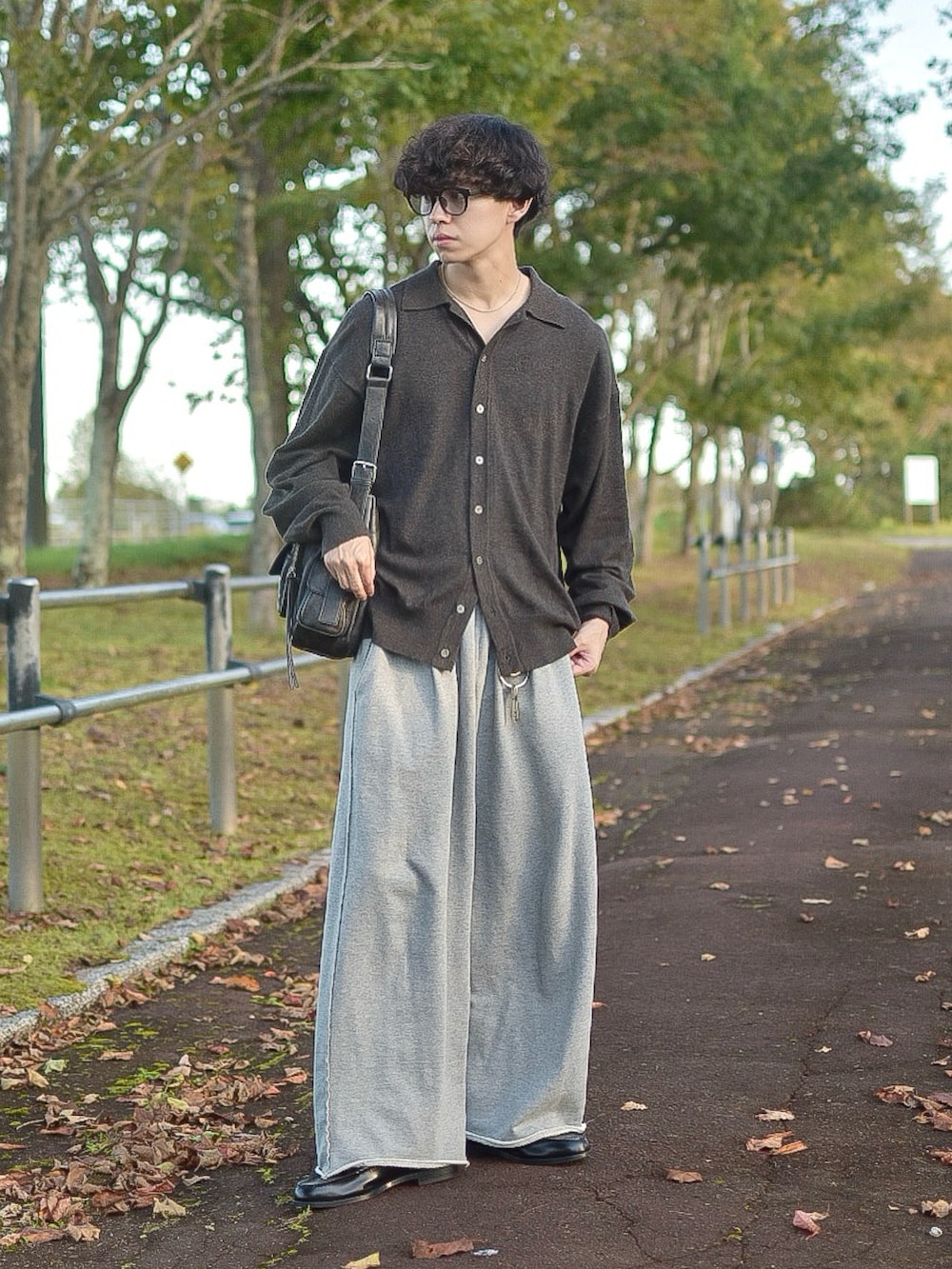 ブラウン系のカーディガン/ボレロ、グレー系のスウェットパンツ、ブラック系のローファーを着用したメンズの秋コーディネートの2枚目の写真