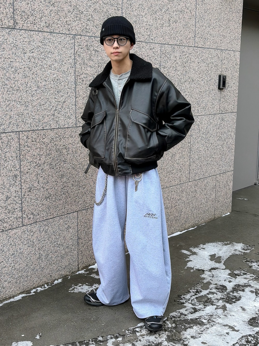 ブラック系のブルゾン、グレー系のスウェット、グレー系のスウェットパンツを着用したメンズの冬コーディネートの3枚目の写真