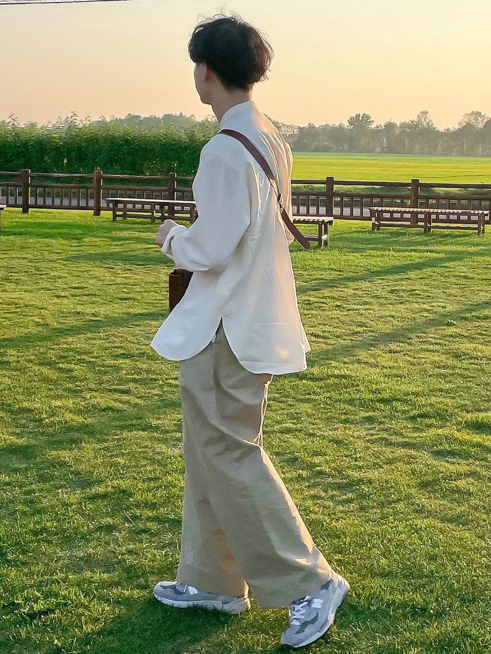 ブラウン系のショルダーバッグ、ベージュ系のその他パンツ、ベージュ系のシャツ/ブラウスを着用したメンズの秋コーディネートの2枚目の写真