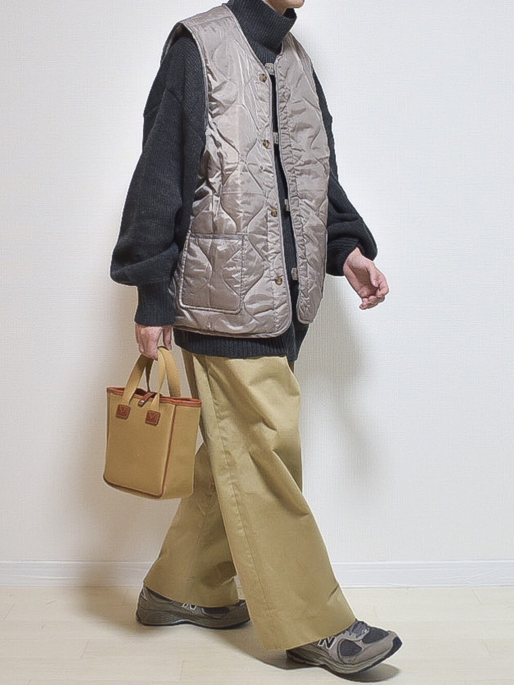 ベージュ系のベスト、グレー系のニット/セーター、ベージュ系のその他パンツを着用したメンズの秋コーディネートの3枚目の写真