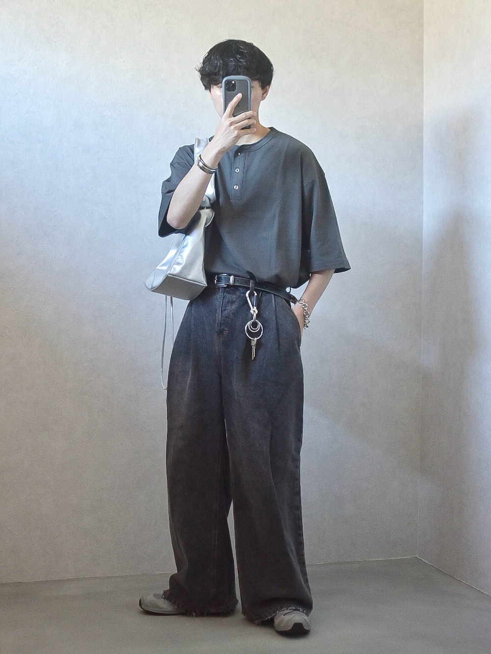 グレー系のTシャツ/カットソー、ブラック系のデニムパンツ、グレー系のスニーカーを着用したメンズの夏コーディネートの2枚目の写真