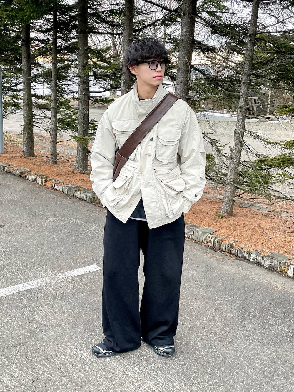 ブラック系のスウェットパンツ、ベージュ系のブルゾン、グレー系のニット/セーターを着用したメンズの冬コーディネートの2枚目の写真