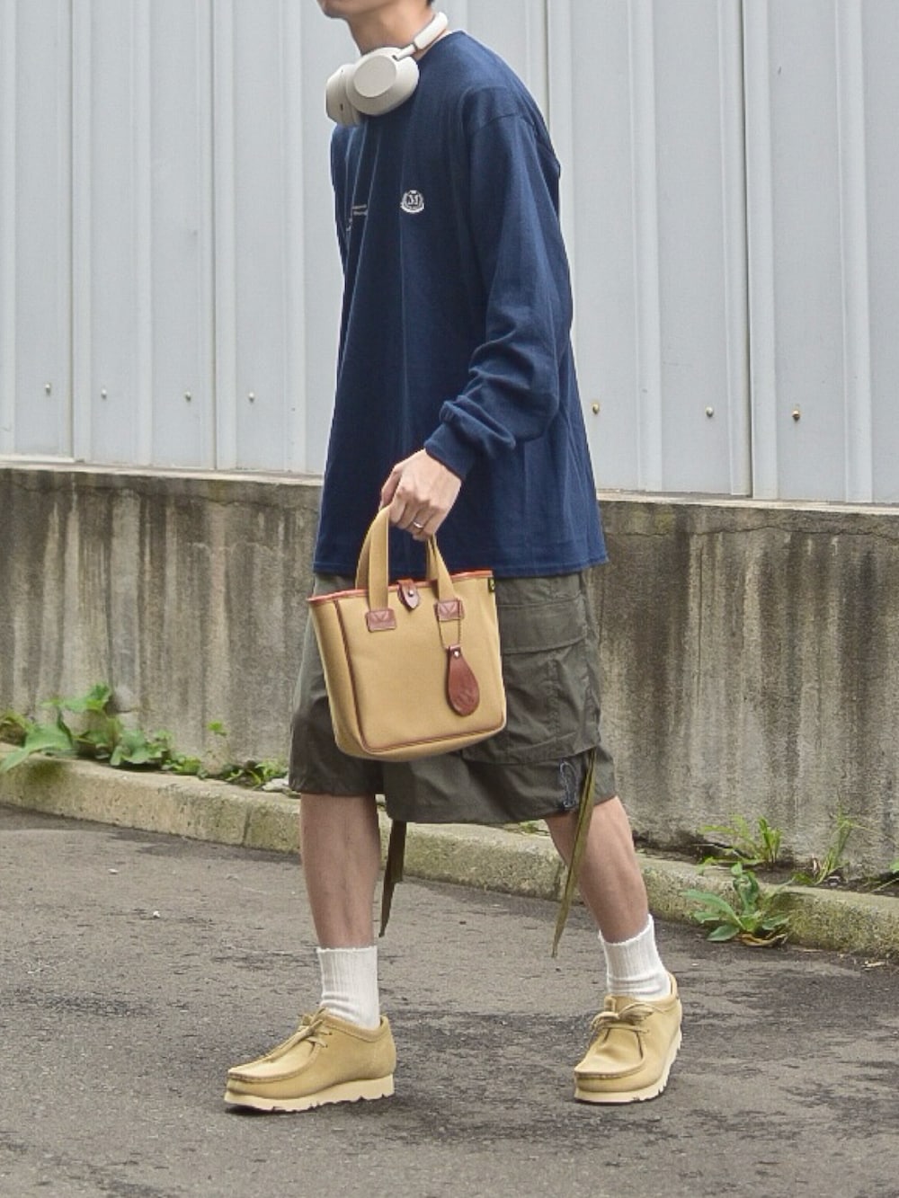 「秋コーデ、お出かけコーデ、秋服準備はじめました、ロンT、clarks、キャップ、ハーフパンツ、アースカラー、ヘッドホン、カジュアル、休日スタイル、シンプルコーデ、秋のコーデ、ミニバッグ、プチプラコーデ」｜「GILDANの【GILDAN】ギルダン別注 アソートロゴ  グラフィックプリント&刺繍 オーバーサイズ  長袖Tシャツ（Tシャツ/カットソー、ブルー系）」を使った、たいがさん（メンズ・172cm）の夏コーディネートの4枚目の写真