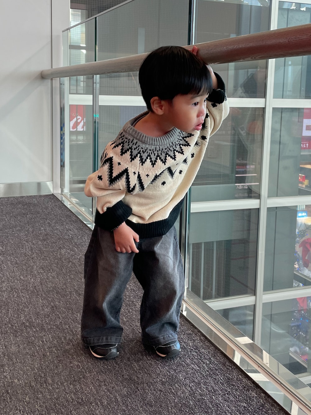 ブラック系のニット/セーター、グレー系のデニムパンツ、ブラック系のニット/セーターを着用したメンズの冬コーディネートの5枚目の写真