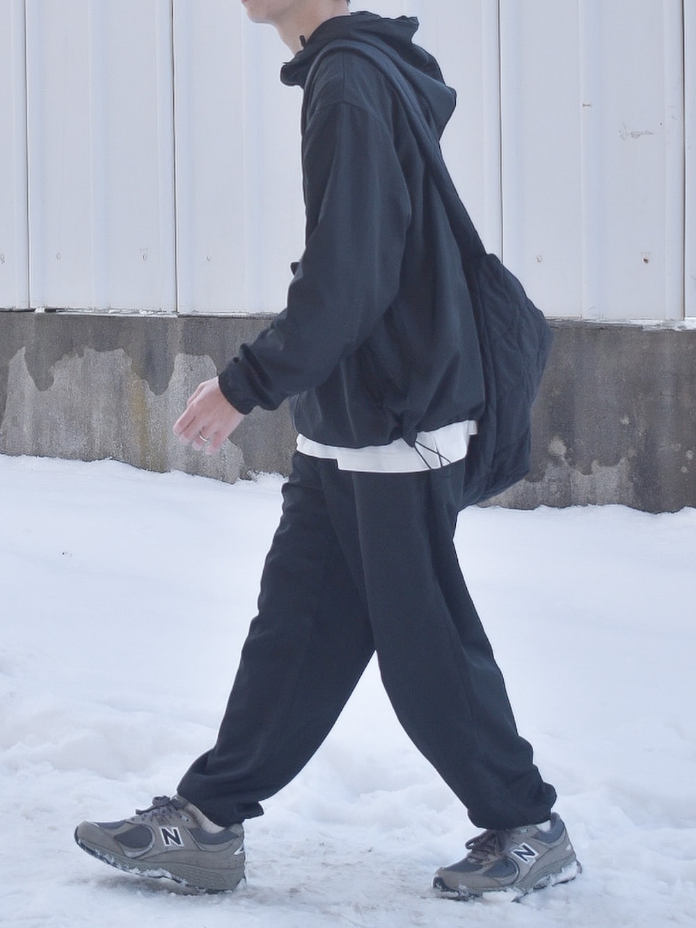 ブラック系のブルゾン、ブラック系のその他パンツを着用したメンズの冬コーディネートの4枚目の写真