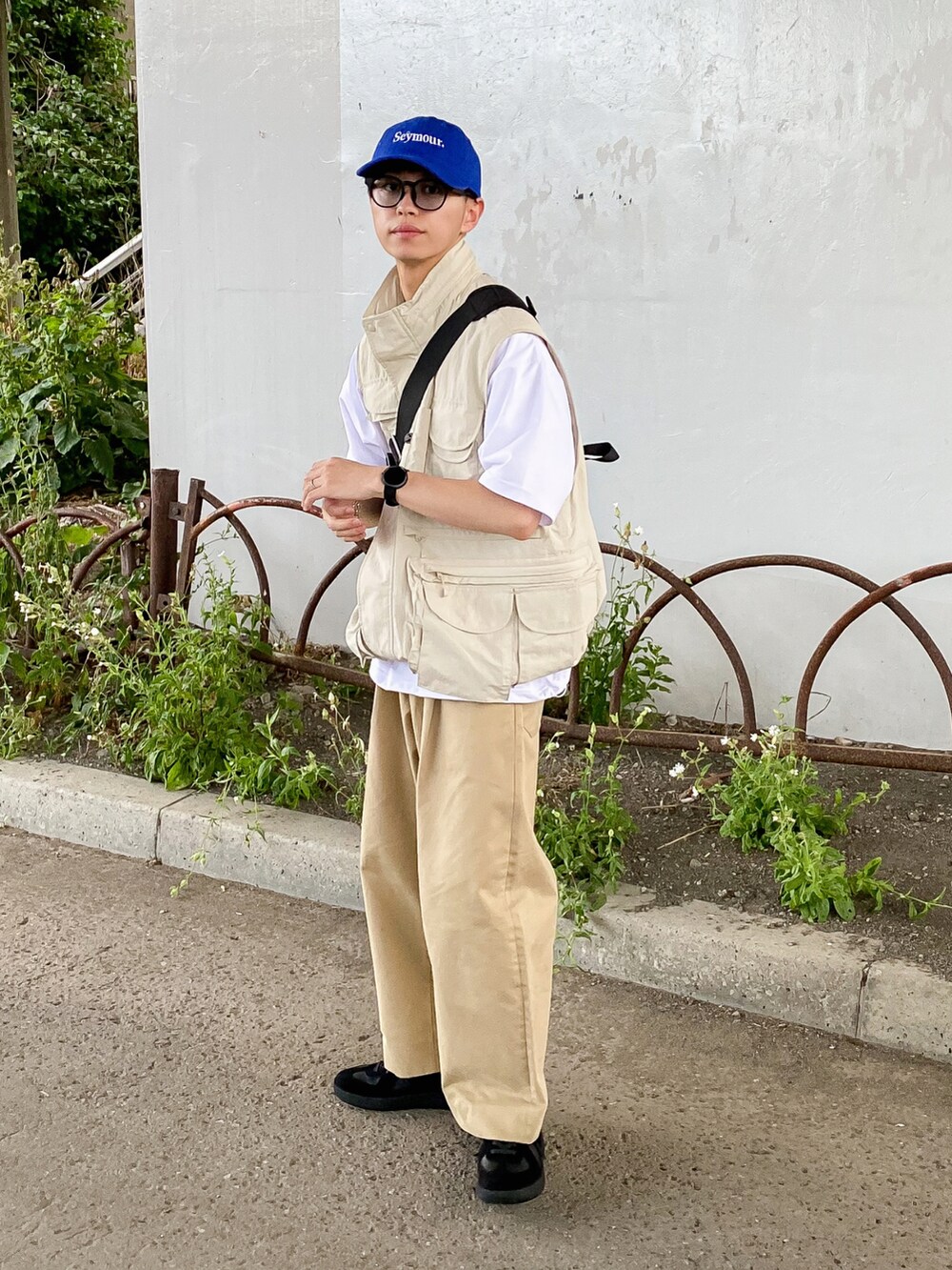 ベージュ系のブルゾン、ホワイト系のTシャツ/カットソー、ベージュ系のその他パンツを着用したメンズの夏コーディネートの3枚目の写真