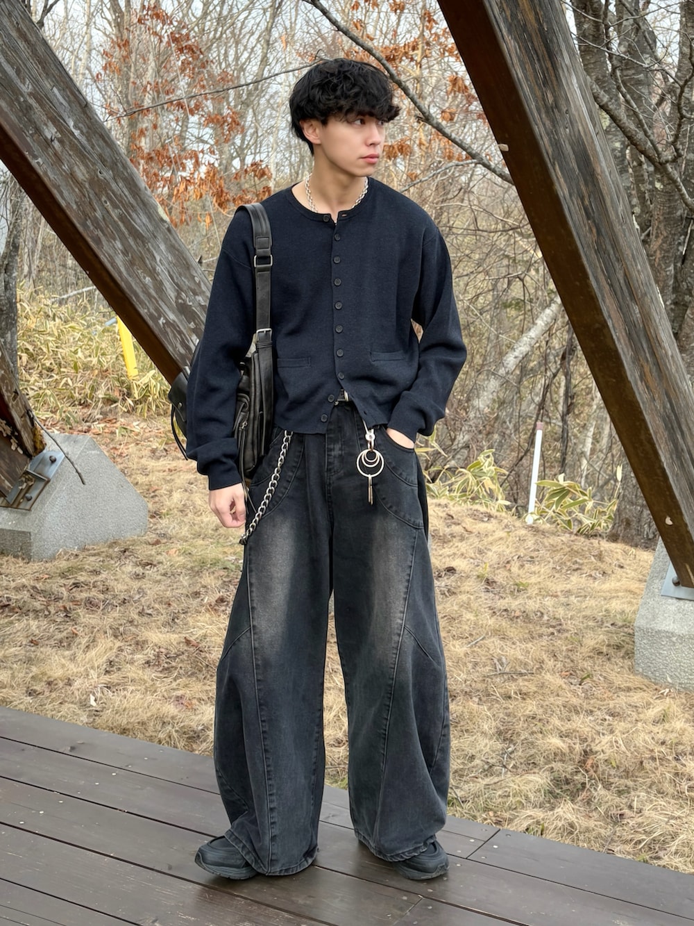 ブラック系のカーディガン/ボレロ、ブラック系のデニムパンツ、ブラック系のシューズを着用したメンズの冬コーディネートの2枚目の写真