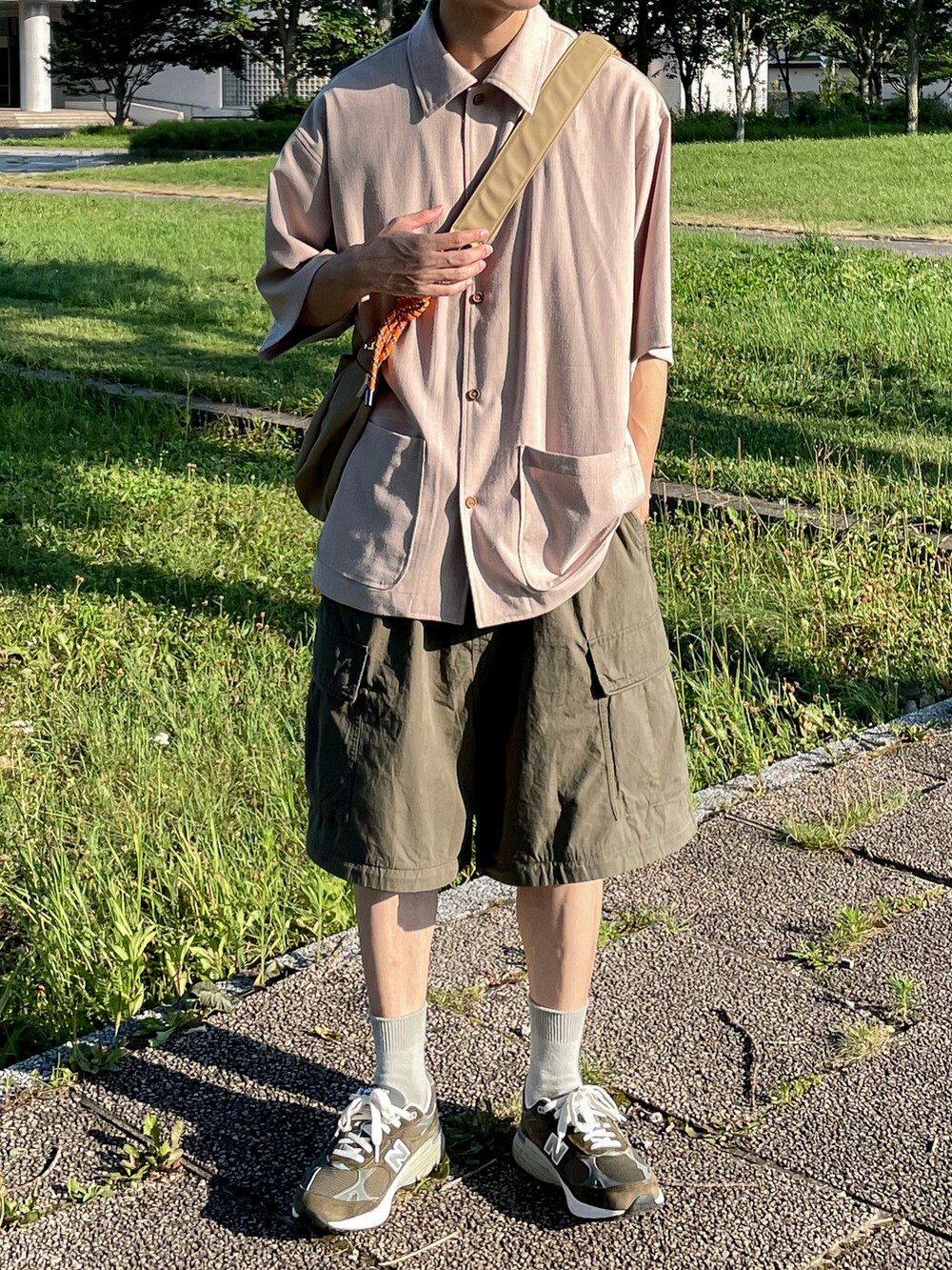 ベージュ系のシャツ/ブラウス、グリーン系のカーゴパンツ、グリーン系のシューズを着用したメンズの夏コーディネートの3枚目の写真