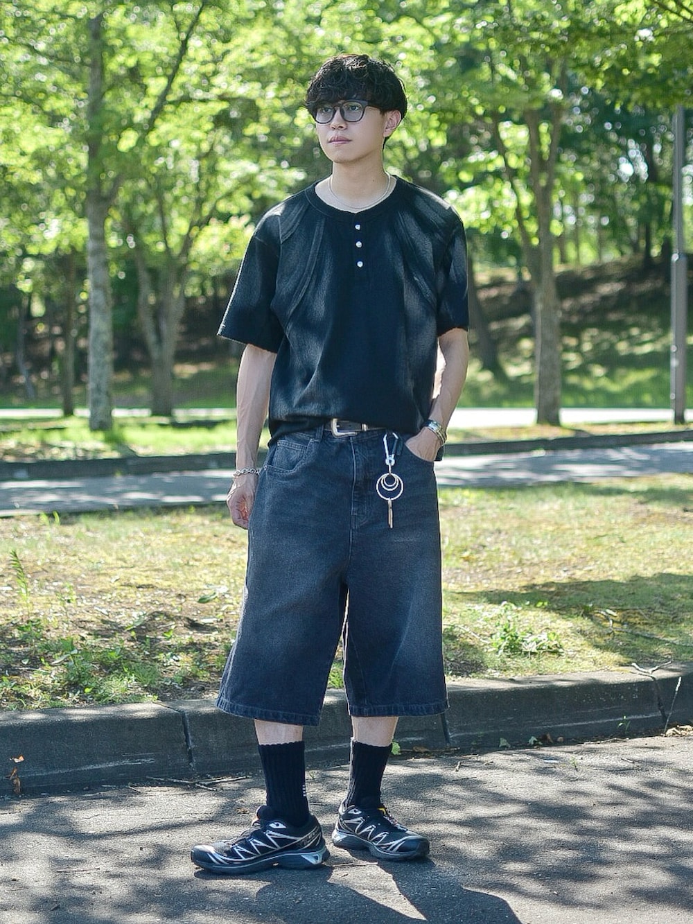 ブラック系のその他パンツ、その他のTシャツ/カットソー、ブラック系のスニーカーを着用したメンズの夏コーディネートの2枚目の写真