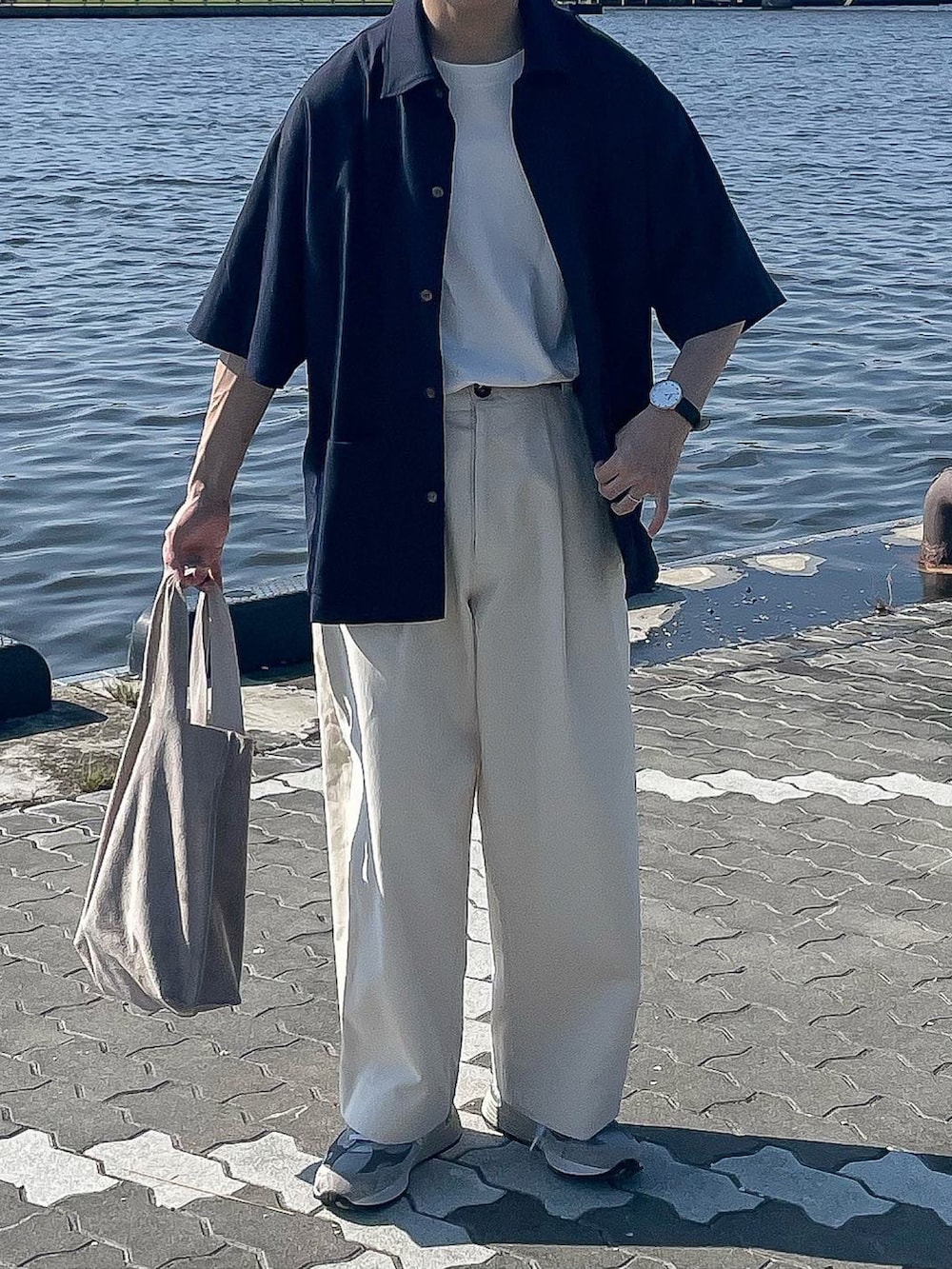 ホワイト系のTシャツ/カットソー、ブルー系のシャツ/ブラウス、ホワイト系のチノパンツを着用したメンズの夏コーディネートの2枚目の写真